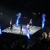 Les One Direction ont chanté sur une scène au milieu du public