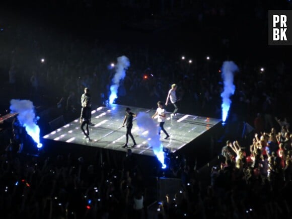 Les One Direction ont chanté sur une scène au milieu du public