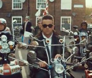 Robbie Williams sur son mini-scooter