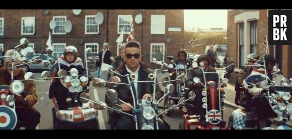 Robbie Williams sur son mini-scooter