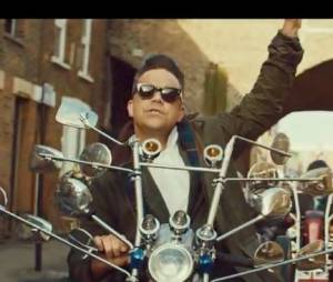 Robbie Williams en biker hilarant dans le clip Goin' Crazy