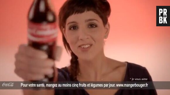 Naoëlle D'Hainaut dans une pub pour Coca-Cola.