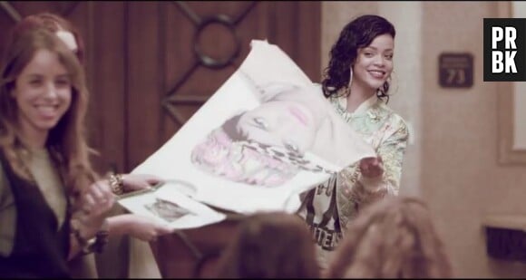 La 2e collection de Rihanna pour River Island contient auss  des t-shirts à son effigie