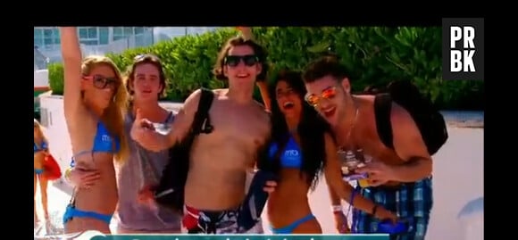Julia veut draguer tous les mecs de la plage dans Les Marseillais à Cancun