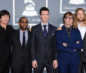 PJ Morton avec Adam Levine et les Maroon 5 pour les Grammy Awards 2012