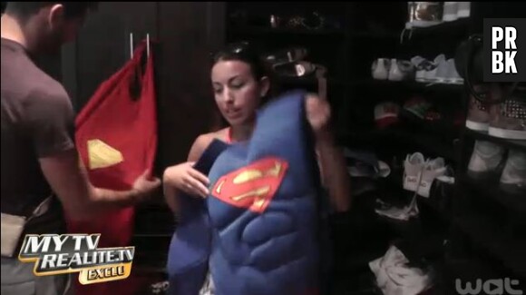 Samir et son déguisement de superman dans Les Anges de la télé-réalité 5