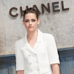 Kristen Stewart sexy-rock à Paris : mini short et gants en cuir au défilé Chanel