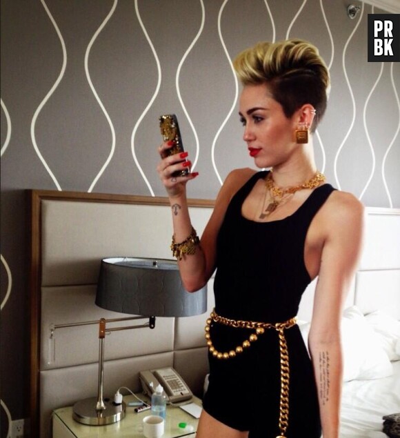 Miley Cyrus se prend en photo pendant le iHeartRadio Music Festival 2013