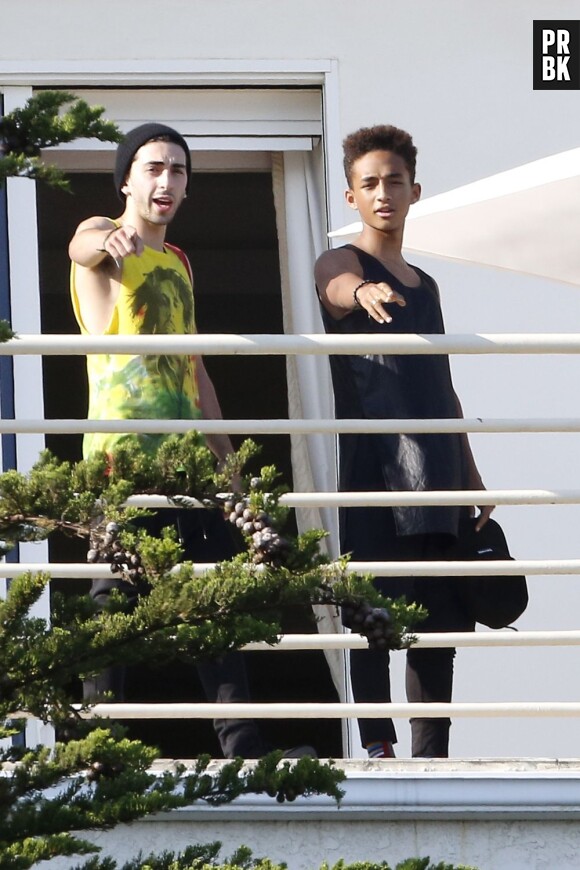 Jaden Smith et un ami aperçus sur le balcon des Kardashian à Malibu le 4 juillet 2013.