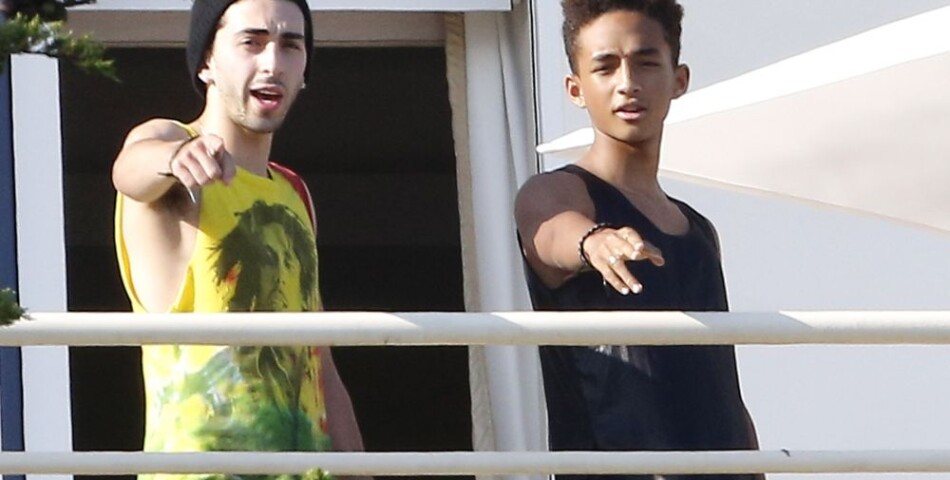 Jaden Smith et un ami aperçus sur le balcon des Kardashian à Malibu le 4 juillet 2013.