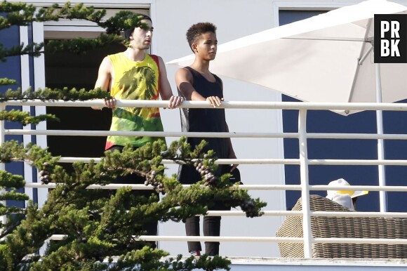 Jaden Smith profite de la vue pour reluquer Kendall Jenner à la plage le 4 juillet 2013.
