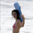 Kendall Jenner s'amuse sur la plage de Malibu le 4 juillet 2013.