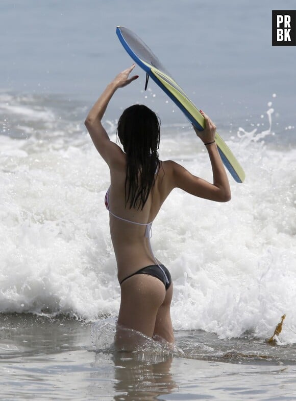 Kendall Jenner s'amuse au bord de l'eau à Malibu sous l'oeil de Jaden Smith le 4 juillet 2013.