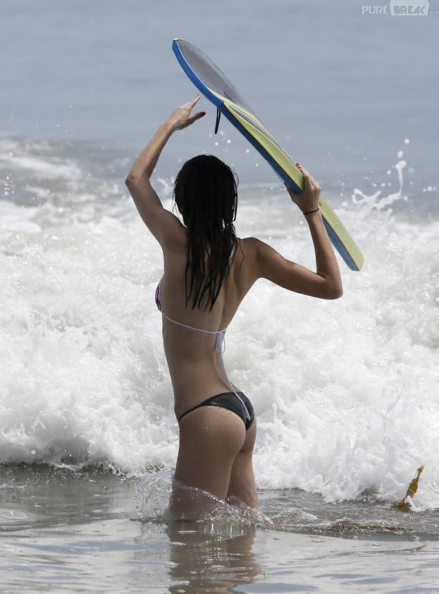 Kendall Jenner s'amuse au bord de l'eau à Malibu sous l'oeil de Jaden Smith le 4 juillet 2013.