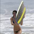 Kendall Jenner s'amuse comme une petite folle à Malibu le 4 juillet 2013.