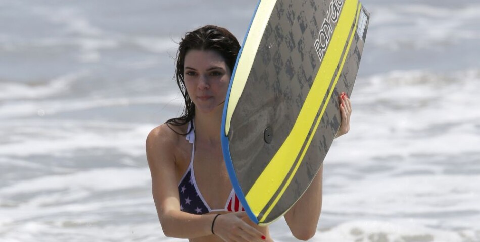Kendall Jenner s&#039;amuse comme une petite folle à Malibu le 4 juillet 2013.
