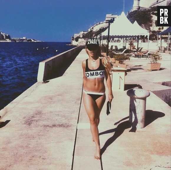 Rita Ora montre presque ses seins à Ibiza