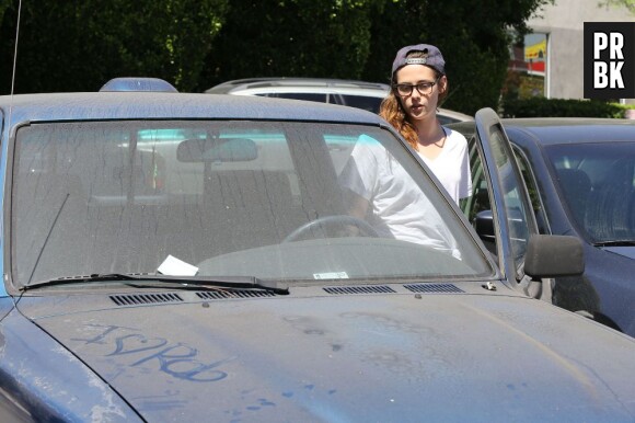Kristen Stewart pas amusée par le "I Love Rob" inscrit sur sa voiture, lundi 8 juillet 2013 à L.A