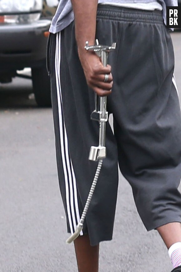 Lamar Odom a sorti la barre de fer pour affronter les paparazzi, mercredi 10 juillet 2013 à L.A