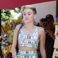 Miley Cyrus : nouveau fail vestimentaire avec une robe en billets de dollars