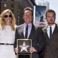 Bryan Cranston entouré de ses partenaires sur Breaking Bad lors de l'inauguration de son étoile sur le Walk of Fame