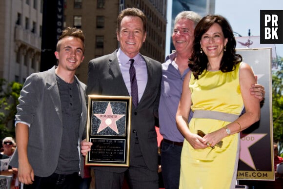 Bryan Cranston entouré de Frankie Muniz and Jane Kaczmarek lors de l'inauguration de son étoile sur le Walk of Fame