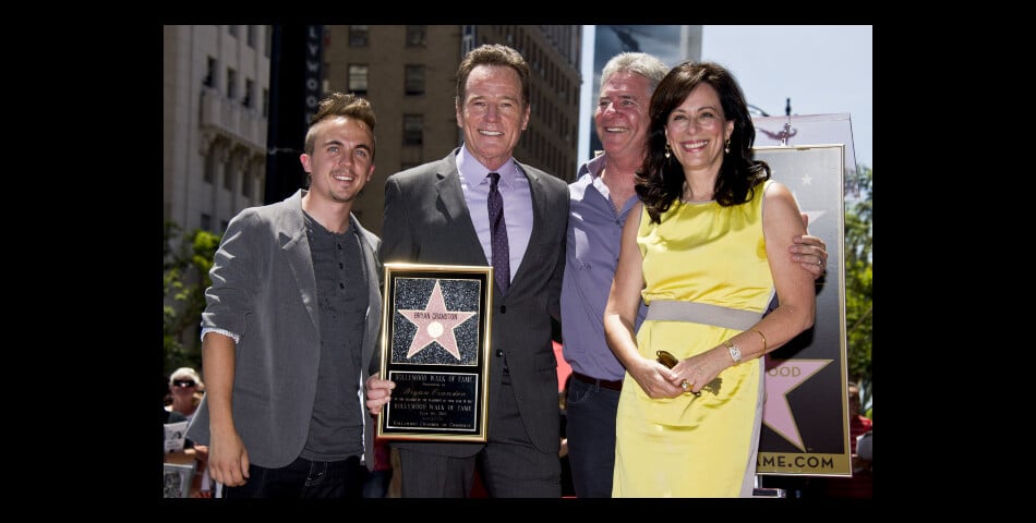 Bryan Cranston entouré de Frankie Muniz and Jane Kaczmarek lors de l&#039;inauguration de son étoile sur le Walk of Fame