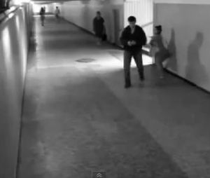 A Moscou, une jeune femme récupère son téléphone portable des mains de son voleur