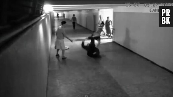 A Moscou, une jeune femme récupère son téléphone portable des mains de son voleur