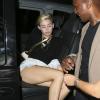 Miley Cyrus pique du nez dans sa voiture