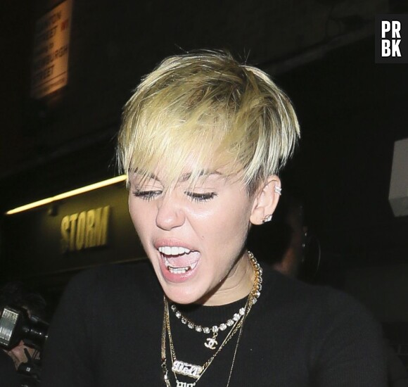 Miley Cyrus énervée (ou droguée ?) à Londres le 20 juillet 2013