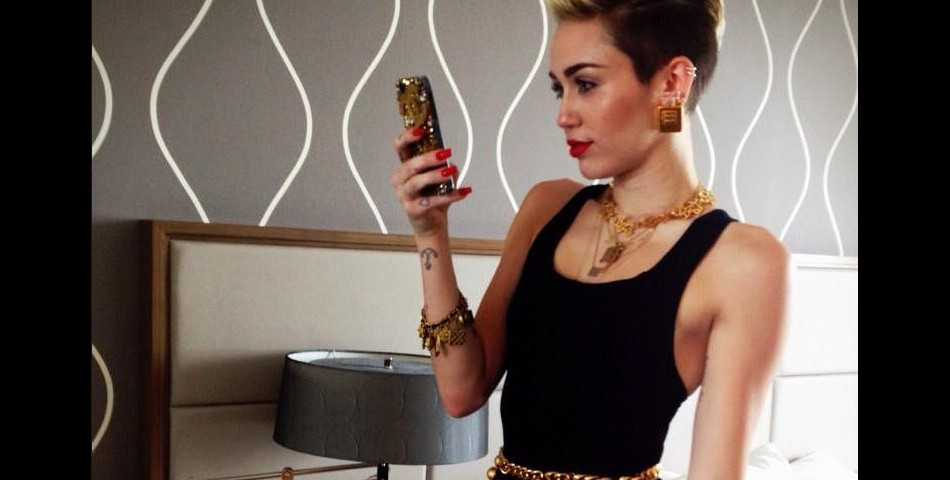 Miley Cyrus se prend en photo pendant le iHeartRadio Music Festival 2013