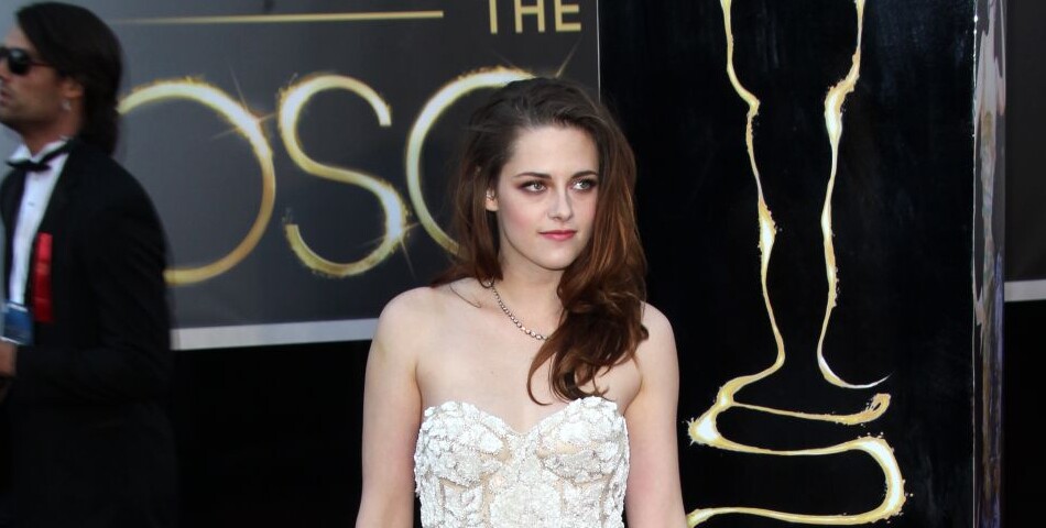 Kristen Stewart sur le tapis rouge des Oscars 2013