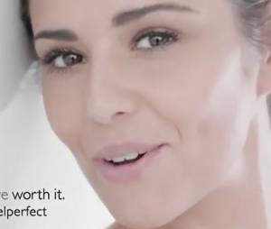 Cheryl Cole sans maquillage dans une publicité pour le soin perfecteur de L'Oréal.