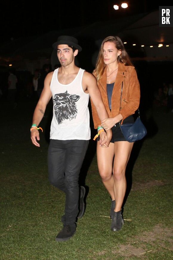 Joe Jonas et Blanda Eggenschwiler pendant le festival Coachella 2013