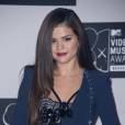 Selena Gomez pose avec son trophée aux MTV VMA 2013 le 25 août 2013