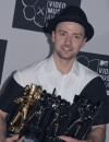 Justin Timberlake les bras très chargés aux MTV VMA 2013 le 25 août 2013