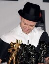 Justin Timberlake déjà sous le charmes de ses trophées aux MTV VMA 2013 le 25 août 2013