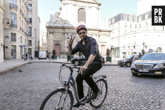 Hugh Jackman visite Paris à vélo le 25 septembre 2013