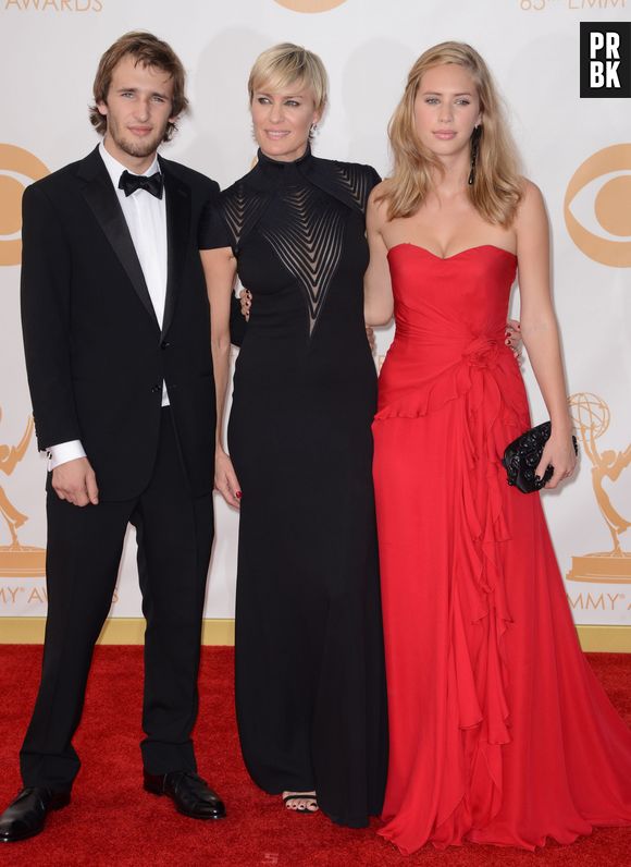 Dylan Penn (à droite), nouvelle conquête de Robert Pattinson ?