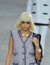 Cara Delevingne défile pour Chanel à la Fashion Week, le lundi 1er octobre 2013