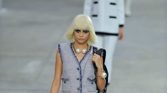Cara Delevingne : Chanel la métamorphose pour la Fashion Week