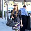 Paris Hilton et sa jupe à motifs le 30 septembre 2013 à Beverly Hills