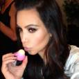 Kim Kardashian filme les paparazzis et poste les vidéos sur la Toile.