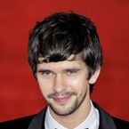 Sacha Baron Cohen remplacé par Ben Whishaw dans la peau de Freddie Mercury ?
