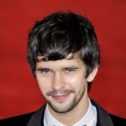 Sacha Baron Cohen remplacé par Ben Whishaw dans la peau de Freddie Mercury ?