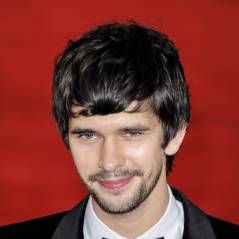 Sacha Baron Cohen remplacé par Ben Whishaw dans la peau de Freddie Mercury ?