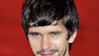Sacha Baron Cohen remplacé par Ben Whishaw dans la peau de Freddie Mercury ?