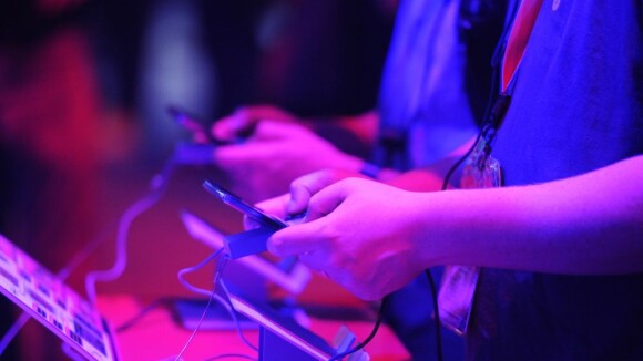 Gameuses online vs gameuses solo : qui grimpent le plus souvent au rideau ?
