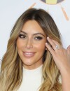 Kim Kardashian exhibe sa bague de fiançailles à Los Angeles le 24 octobre 2013.